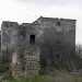 Qui tra laltro si trova un altro edificio storico: una settecentesca masseria fortificata, ormai ridotta a rudere. Facendo attenzione a dove mettiamo i piedi tentiamo di raggiungere la struttura a base rettangolare che si sviluppa su due piani